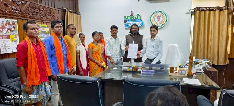 मुक्ति मोर्चा एवं जनता कांग्रेस नेता नवनीत चांद के नेतृत्व में आज कैकाचैरबहार के ग्रामीणों ने अपनी मांगो को लेकर ज्ञापन सौंपा