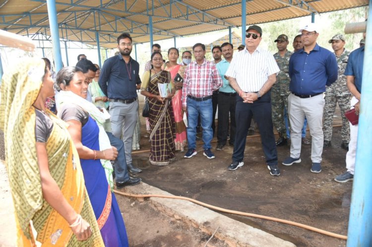 सरगुजा अम्बिकापुर : सरगुजा संभागायुक्त डॉ अलंग ने सड़क निर्माण रीपा एयरपोर्ट स्वामी आत्मानंद महाविद्यालय और जल जीवन मिशन के कार्यों का किया निरीक्षण