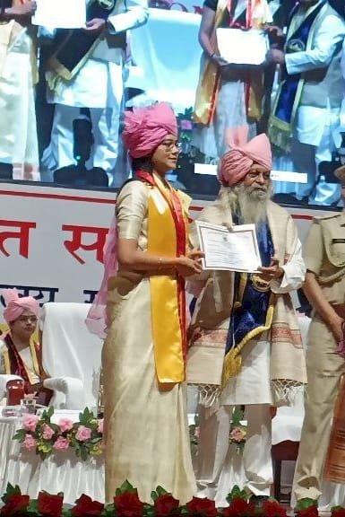 एमए रूरल डेवलपमेंट में प्रथम स्थान करने पर कंचन मगेंद्र हुई सम्मानित,इसरो के वैज्ञानिक ने प्रदान किया स्वर्ण पदक...