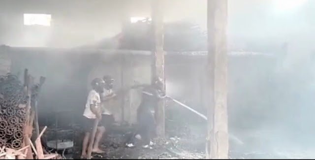 BREAKING : नगरी में भारत टेंट हॉउस के गोदाम मे लगी आग...लाखों का सामान जल कर खाक ...