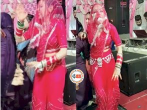 Desi bhabhi sexy video: देसी भाभी ने ‘नाच पंजाबन’ गाने पर किया झन्नाटेदार डांस, वीडियो देख आउट ऑफ कंट्रोल हुए लोग....