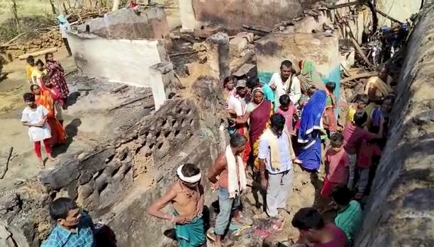 CG NEWS : आधी रात को घर में फटा गैस सिलेंडर, मकान सहित समान जलकर हुआ राख, बलास्ट से पूरा गांव सहमा