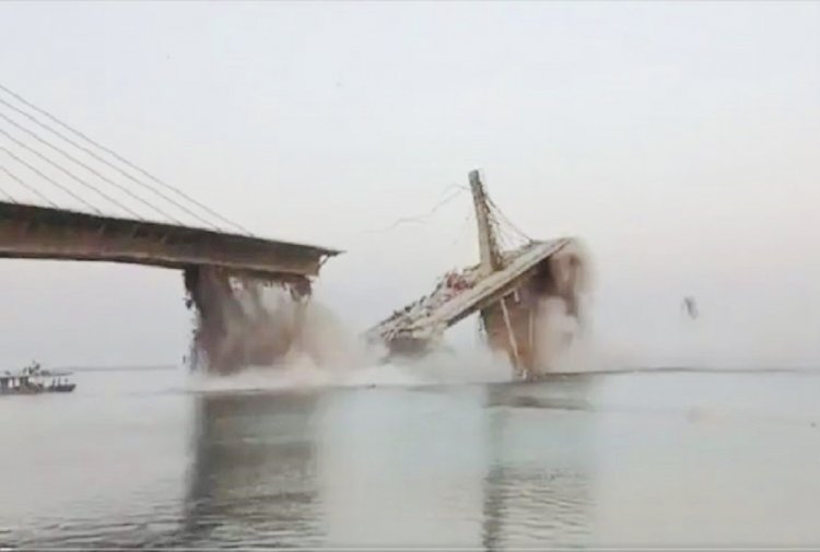 Bridge Collapses in Bhagalpur: बड़ा हादसा 1717 करोड़ का पुल बनने से पहले ही हुआ धाराशायी, नदी में भरभराकर गिरा 100 फीट का पुल, देखें LIVE वीडियो…