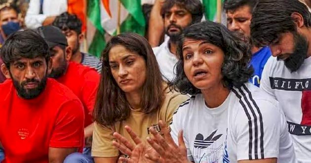 Wrestling Movement : रेलवे की नौकरी पर लौटे पहलवान, जारी रहेगा आंदोलन
