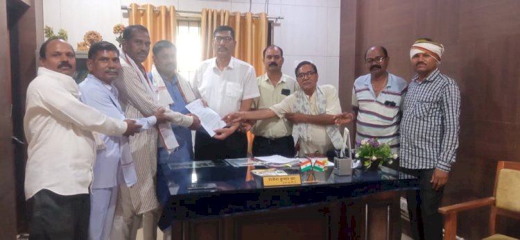 CG:सोशल मीडिया में भक्त माता कर्मा के विषय में अभद्र टिप्पणी करने वाले के ऊपर कठोर कार्यवाही के लिए बेमेतरा पुलिस अधीक्षक के नाम डीएसपी राजेश झा को सौंपे ज्ञापन.... जिलाअध्यक्ष ने कहा की साहु समाज में भारी आक्रोश जल्द गिरफ्तार नही किया गया तो उग्र आंदोलन किया जायेगा