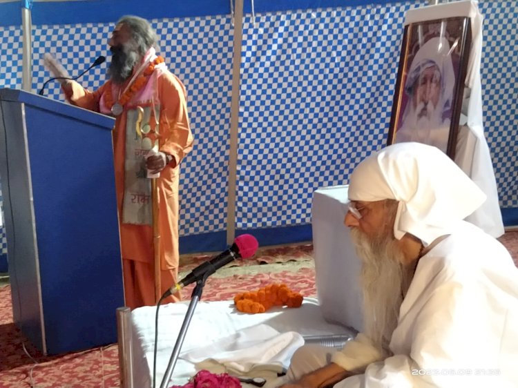 बाबा उमाकान्त के सानिध्य में लखनऊ के साधुओं, बुद्धिजीवियों एवं पत्रकारों का सम्मान