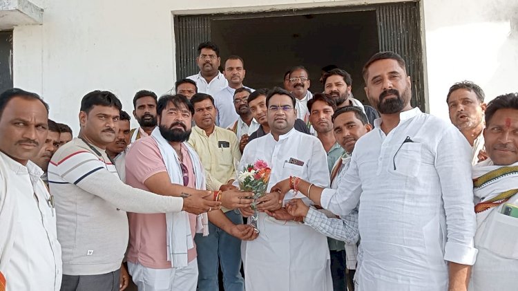 CG:दाढी में बहुत पूराना मांग हुआ पूरा ..दाढी में कॉलेज खुलने का प्रशासनिक स्वीकृति मिलने पर दाढी में उत्साह...वरिष्ठ कांग्रेस नेता मोंटु तिवारी के नेतृत्व में विधायक कार्यालय नवागढ़ पहुंच कर धन्यवाद एवं आभार व्यक्त किये