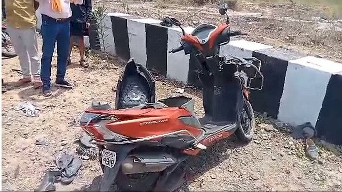Road Accident : तेज रफ्तार बस ने स्कूटी को मारी टक्कर, 3 की मौत
