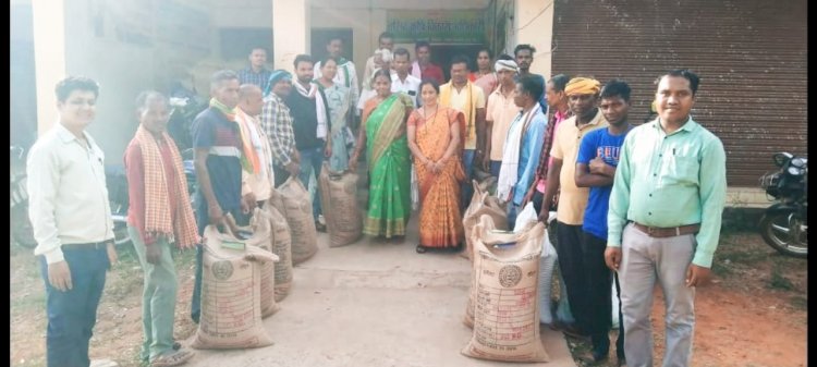 CG ब्रेकिंग : विकासखंड माकड़ी स्थित कृषि विभाग में जैविक खेती योजना अन्तर्गत दिन गुरुवार को धान बीज जनप्रतिनिधियों के द्वारा वितरित किया गया...
