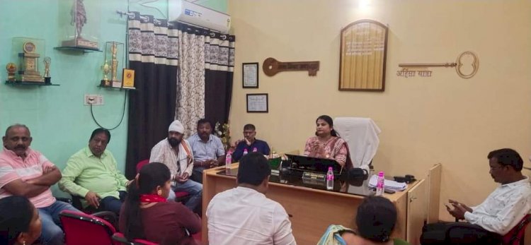 जलभराव को रोकने की कार्य योजना के संबंध में बैठक : नगर पालिक निगम के तहत शनिवार को सुबह महापौर सफीरा साहू ,आयुक्त केएस पैकरा ने शहर में बारिश के दौरान जलभराव वाले वार्डो के पार्षदों व संबंधित अधिकारी व कर्मचारियों के साथ आवश्यक बैठक रखा गया... सभी विषयों पर विस्तार से चर्चा किया...