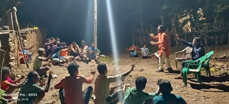 नवनीत चांद पहुंचे रात के अंधेरे में ग्राम पंचायत बिरनपाल के भूरकाली पारा लगाया जनचौपाल...