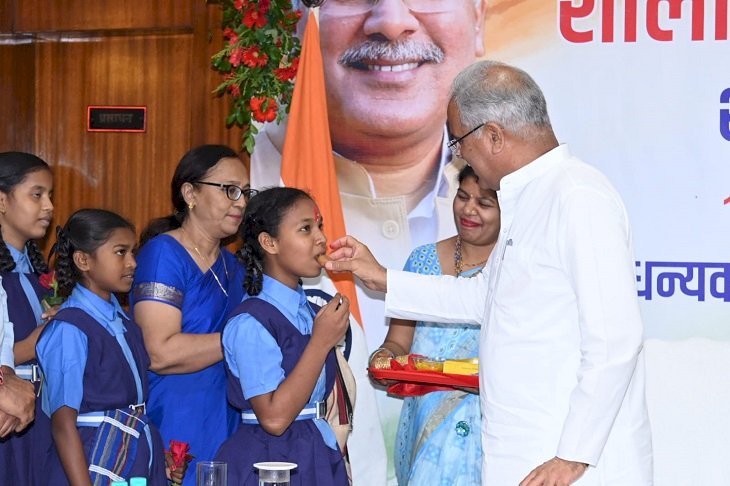 शाला प्रवेश उत्सव कार्यक्रम में शामिल हुए सीएम भूपेश बघेल, तिलक लगाकर किया बच्चों का स्वागत, कहा- स्कूलों के लिए राशि में कोई कमी नहीं आने देंगे, जानिए क्या है और भी खास....