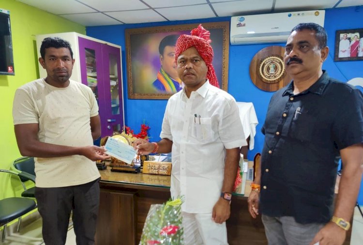 बस्तर सांसद दीपक बैज ने छात्र दुर्घटना बीमा योजना के तहत चार बच्चों के पालकों को एक एक लाख रुपए का किया चेक वितरण...