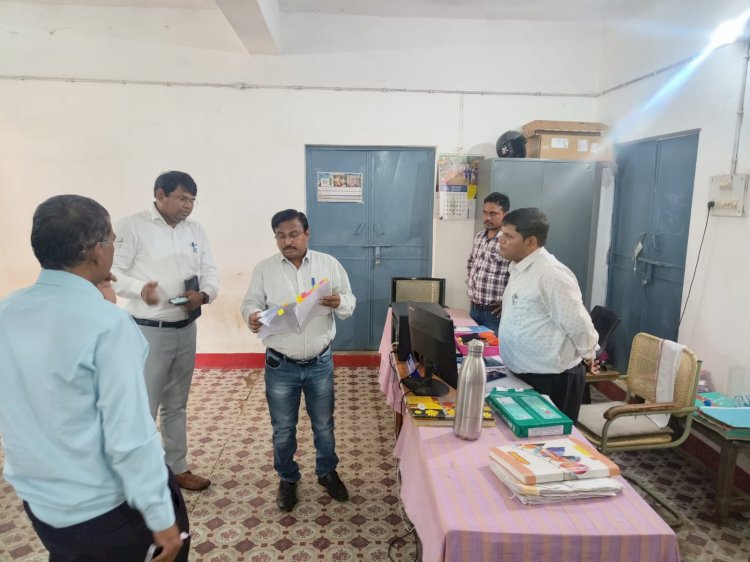 CG:दुर्ग संभाग कमिश्नर श्री कावरे ने बेमेतरा जिले के नवागढ़ एवं नांदघाट तहसील कार्यालय में दी दबिश...वर्षामापी केंद्र संबलपुर का किया निरीक्षण अव्यवस्था पाए जाने पर संबंधित पटवारी को किया निलंबित..नवागढ़ SDM, तहसीलदार, राजस्व निरीक्षक को थमाया कारण बताओ नोटिस