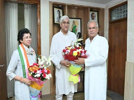 CM भूपेश बघेल और कुमारी शैलजा से मिले डिप्टी CM टीएस सिंहदेव, CM बघेल ने मिठाई खिलाकर सिंहदेव का किया स्वागत, देखें वीडियो..