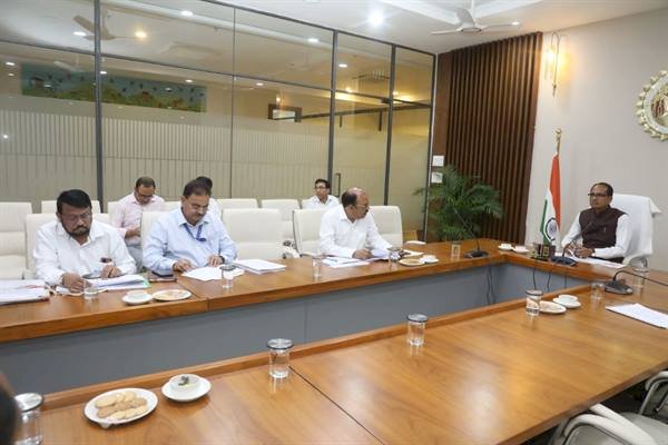 CM शिवराज ने मुख्यमंत्री जन सेवा अभियान और मुख्यमंत्री लाड़ली बहना योजना की सफलता के लिए कलेक्टर्स को दी बधाई…
