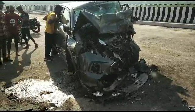 Chhattisgarh Road Accident 3 दोस्तों की मौत: भीषण सड़क हादसा...बेकाबू कार ट्रेलर से टकराई, मौके पर 3 लोगों की दर्दनाक मौत…