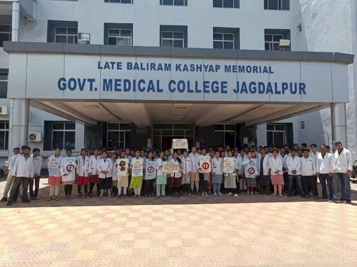CG NEWS : इस मेडिकल कॉलेज के छात्रों ने एनएमसी के खिलाफ खोला मोर्चा, रक्तदान कर किया विरोध प्रदर्शन, उग्र आंदोलन की दी चेतावनी