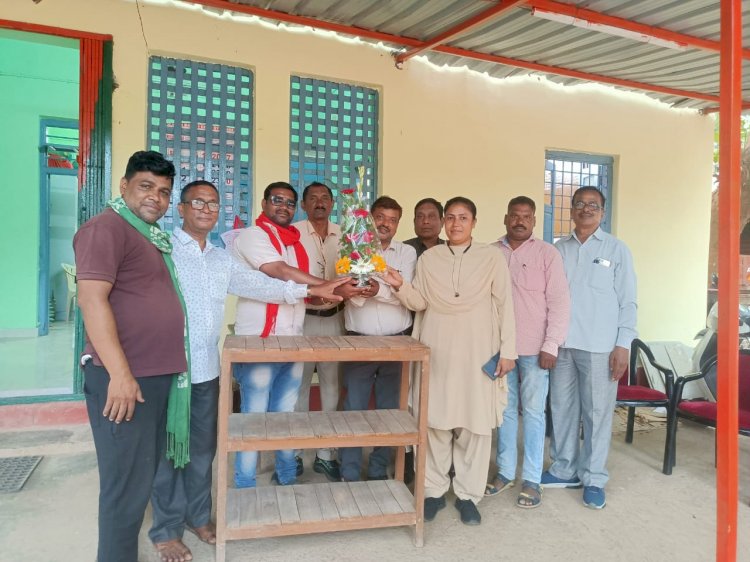 अनुसूचित जाति विभाग कांग्रेस प्रकोष्ठ के जिलाध्यक्ष विक्रम लहरे एवं उनके समस्त पदाधिकारियों के साथ छोटे भाई आबकारी विभाग के प्रभारी शिवेंद्र को जगदलपुर से अंतिम विदाई देने पहुचें...