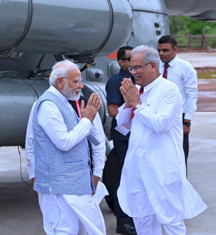 CG BREAKING : रायपुर पहुंचे पीएम मोदी, सीएम भूपेश बघेल ने पुष्प गुच्छ भेंट कर किया स्वागत