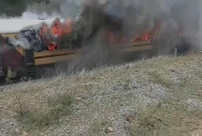 इस एक्सप्रेस में लगी भीषण आग, 3 बोगियां जलकर हुई खाक, यात्रियों ने कूदकर बचाई अपनी जान.....