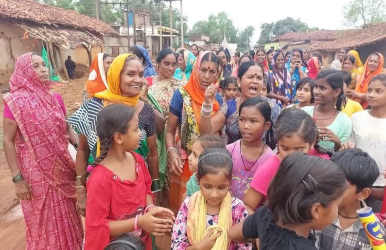 CG News: यहां शाम होते ही गांव की गलियों में पहरा देती हैं महिलाएं, टोली बनाकर करती है पूरे गांव का भ्रमण, जानिए इसके पीछे का रहस्य...