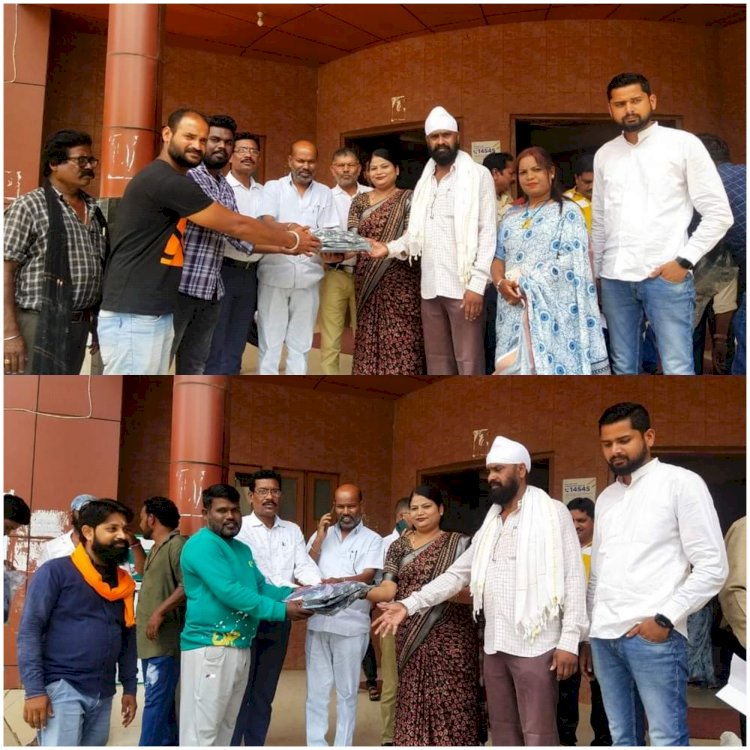 नगर पालिक निगम के तहत आज नगर निगम कार्यालय में स्वच्छता विभाग में कार्यरत प्लेसमेंट सफाई कर्मचारियों को रेनकोट का वितरण महापौर सफीरा साहू के द्वारा किया गया...