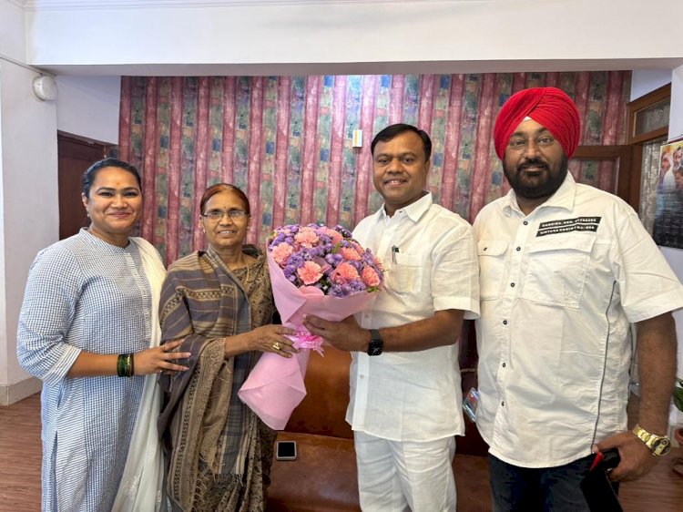 छत्तीसगढ़ कांग्रेस कमेटी के नए प्रदेश अध्यक्ष व बस्तर सांसद दीपक बैज से दंतेवाड़ा विधायक देवती महेंद्र कर्मा व जिला पंचायत अध्यक्ष तुलिका कर्मा ने की सौजन्य मुलाकात...