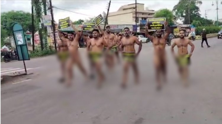 CG BIG NEWS : SC-ST फर्जी जाति प्रमाणपत्र मामले में युवाओं ने नग्न होकर किया प्रदर्शन, जानिए क्या है पूरा मामला ...देखे वीडियो…