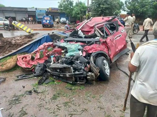 CG ACCIDENT NEWS : डिवाइडर को तोड़कर निकली कार, ट्रक ने मारी टक्कर, कार के उड़े परखच्चे, हादसे में 3 घायल