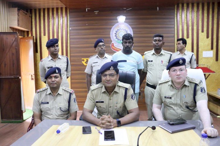 CG अंर्तराज्यीय चोर गिरोह ब्रेकिंग न्यूज़ : अंर्तराज्यीय चोर गिरोह द्वारा प्रार्थी के कार का पिछा कर योजनाबद्ध तरीके से घटना को दिया गया था अंजाम... कार का कांच तोडकर रूपये चोरी करने वाले आरोपी को गिरफ्तार करने में थाना कोतवाली राजनांदगांव एवं सायबर सेल टीम की पुलिस को मिली सफलता....
