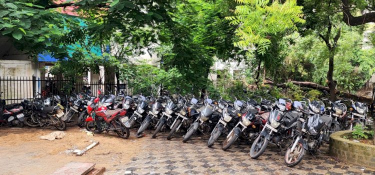 CG News : इंजीनियर की नौकरी छोड़ बना चोर, 40 बाइक चुराकर रैपिडो में करता था यूज, शातिर व प्रोफेशनल तरीके से चोरी की घटनाओं को देता था अंजाम, जानिए एक पढ़ा लिखा युवक कैसे बना चोर ...
