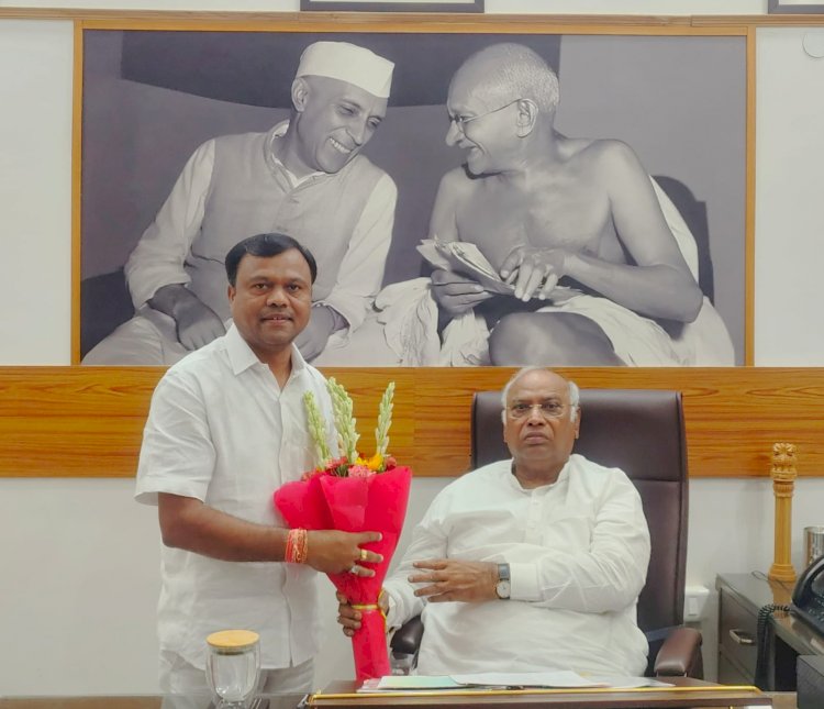 अखिल भारतीय राष्ट्रीय कांग्रेस कमेटी के अध्यक्ष मल्लिकार्जुन खड़गे से मिले पी.सी.सी चीफ व सांसद दीपक बैज छत्तीसगढ़ आने का दिया न्योता...