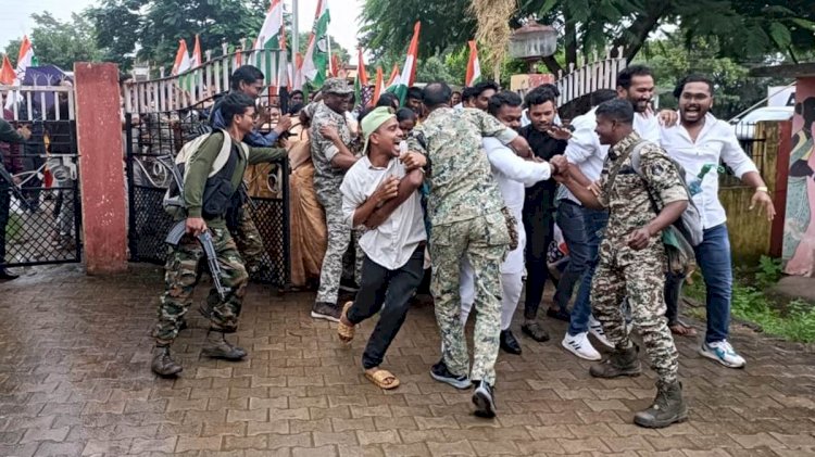 CG News : युकां व महिला कांग्रेस ने निकाला पैदल मार्च, नगर पालिका का मेन गेट तोड़कर की नारेबाजी, इन मुद्दों को लेकर हुआ हंगामा....
