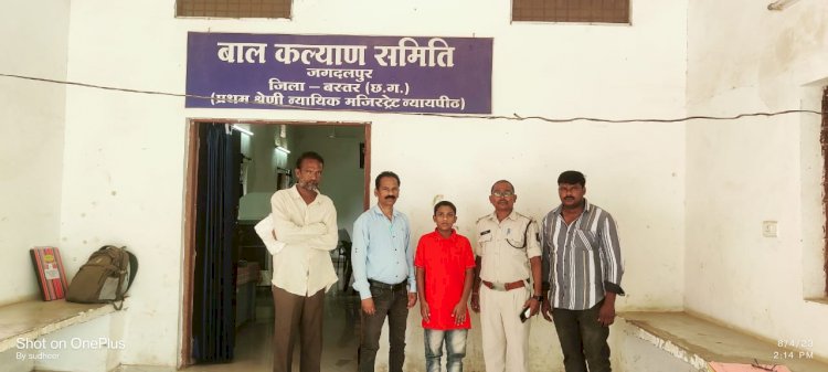 बस्तर पुलिस की अनोखी पहल से खोये हुये बालक को उनके पिता से मिला गया...