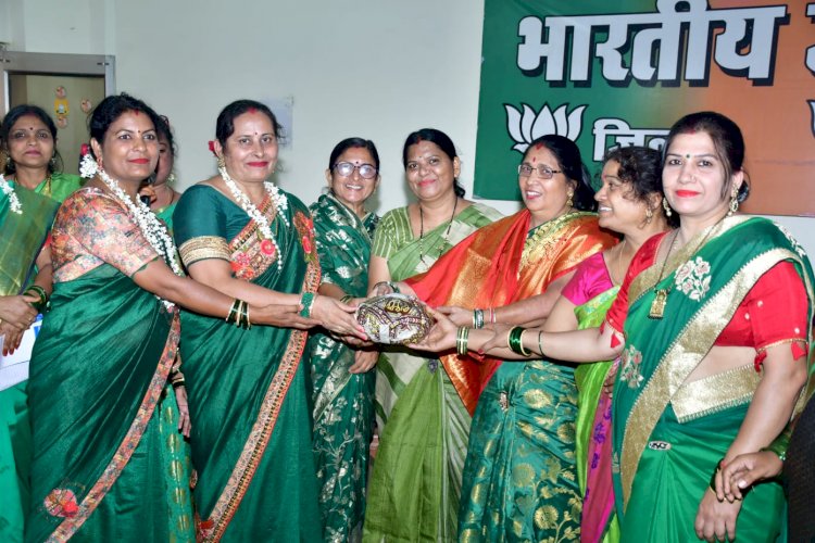 भाजपा महिला मोर्चा ने मनाया सावन उत्सव... मेंहदी, सावन गीत, परंपरागत व्यंजनों के साथ हुये विविध कार्यक्रम...