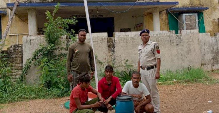 अवैध शराब बेचने वाले तीन आरोपी चढ़े पुलिस के हत्थे भेजे गए जेल रंगे हाथों पकड़े गए आरोपी कब्जे से भारी मात्रा में अवैध शराब जप्त पढ़ें पूरी खबर