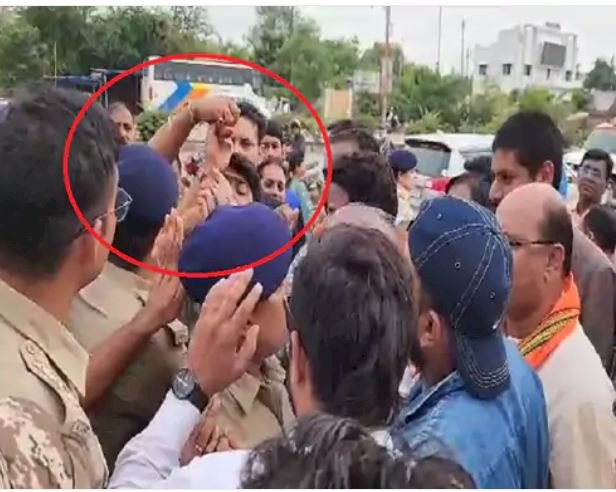 CG News : चक्काजाम करने से रोका, तो भाजपा नेता ने तोड़ दिया सीएसपी का अंगूठा, पढ़िए क्या है पूरी खबर ....