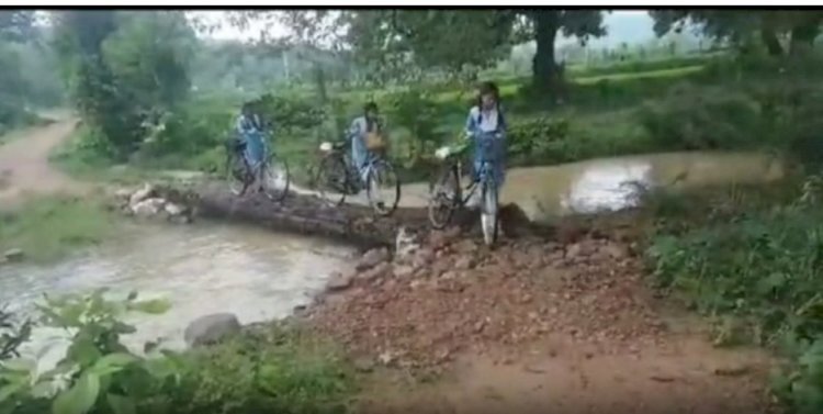 CG News : आजादी के 75 साल बाद भी छत्तीसगढ़ के इस गांव में है मूलभूत सुविधाओँ की कमी, जान जोखिम में डाल कर स्कूल जा रहे बच्चे
