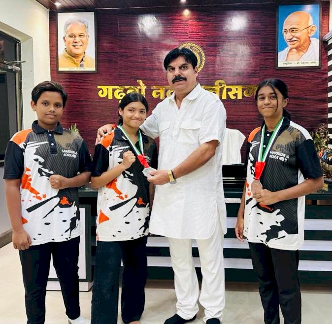 ईविप्रा उपाध्यक्ष राजीव शर्मा ने अबुधाबी (यूएई) में आयोजित चैंपियनशिप प्रतियोगिता में बस्तर व छत्तीसगढ़ सहित देश को पदक दिलाकर गौरान्वित करने वाली बेटियों किया स्वागत वन्दन अभिनन्दन....