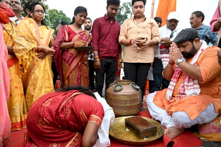 प्रबल प्रताप सिंह जूदेव ने 10 परिवारों के सदस्यों के पांव धोकर करवाई घर वापसी और दिया अपने स्वर्गीय पिता को श्रद्धांजलि...