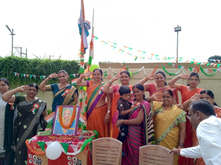 CG मनजीत हाइट्स में महिलाओं ने किया ध्वजारोहण...