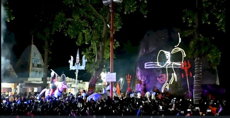 CG के इस शिव मंदिर में दिखा अद्भुत नजारा, विशाल शिवलिंग के ऊपर लेजर लाइट से उकेरी गई भोलेनाथ की आकृति, देखें वीडियो....