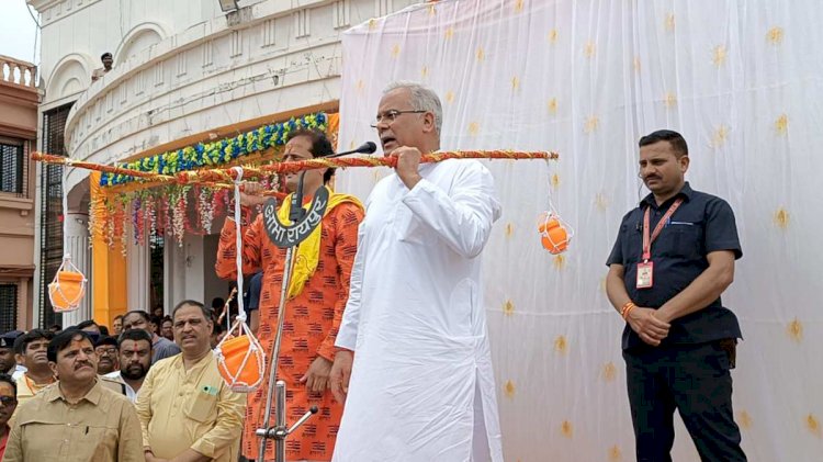 CG News : शिव भक्ति में मस्त हो कांधे पर कांवड़ लेकर चले सीएम भूपेश बघेल, PCC चीफ समेत विधायक भी रहे मौजूद....देखे वीडियो…