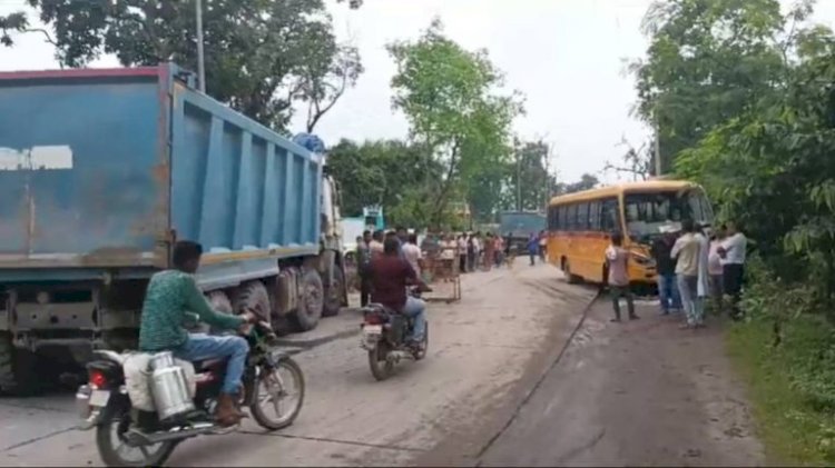 CG ACCIDENT ब्रेकिंग : तेज रफ़्तार हाईवा ने स्कूली बच्चों से भरी बस को मारी टक्कर, हादसे में कई बच्चे घायल....