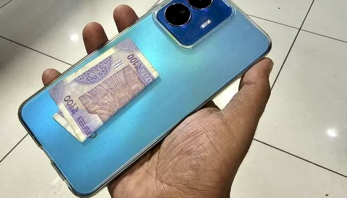 क्या आप भी फोन कवर में नोट रखते हैं ? तो हो जाइए सावधान ! हो सकती है ये बड़ी दुर्घटना, जा सकती है आपकी जान....