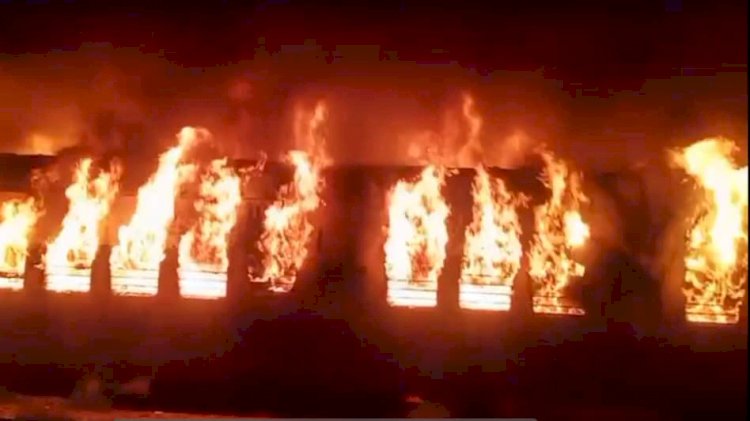 'द बर्निंग ट्रेन' VIDEO: ट्रेन में लगी भीषण आग,स्टेशन के पास ही धू-धू कर जल उठी ट्रेन...10 यात्रियों की मौत, 50 घायल,यात्रियों के बीच मची अफरा-तफरी....देखें VIDEO...