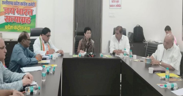 CG Politics : कांग्रेस घोषणा पत्र समिति की बैठक खत्म, जानिए प्रभारी कुमारी शैलजा ने किन अहम मुद्दों पर की चर्चा ...