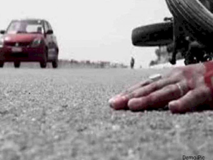 CG ACCIDENT ब्रेकिंग : अनियंत्रित होकर पेड़ से टकराई इस पार्टी की प्रचार गाड़ी, ड्राइवर की मौके पर मौत, 3 लोगों की हालत गंभीर.....