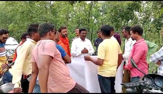 CG में विकास नहीं तो इस क्षेत्र में वोट नहीं...भाजपा प्रत्याशी को ग्रामीणों ने रोका...स्टाम्प में लिखकर देने के बाद हुई एंट्री...देखिए विडियो